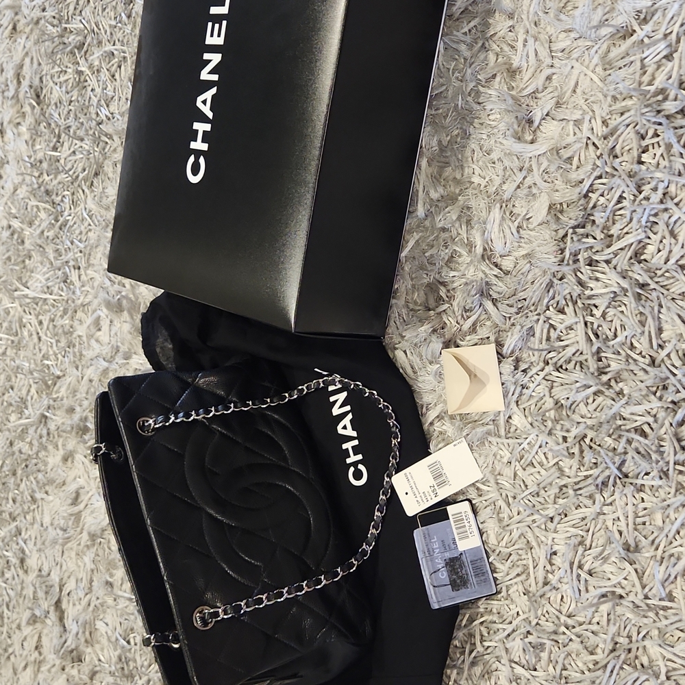 Chanel classic large caviar shopping bag 30 cm